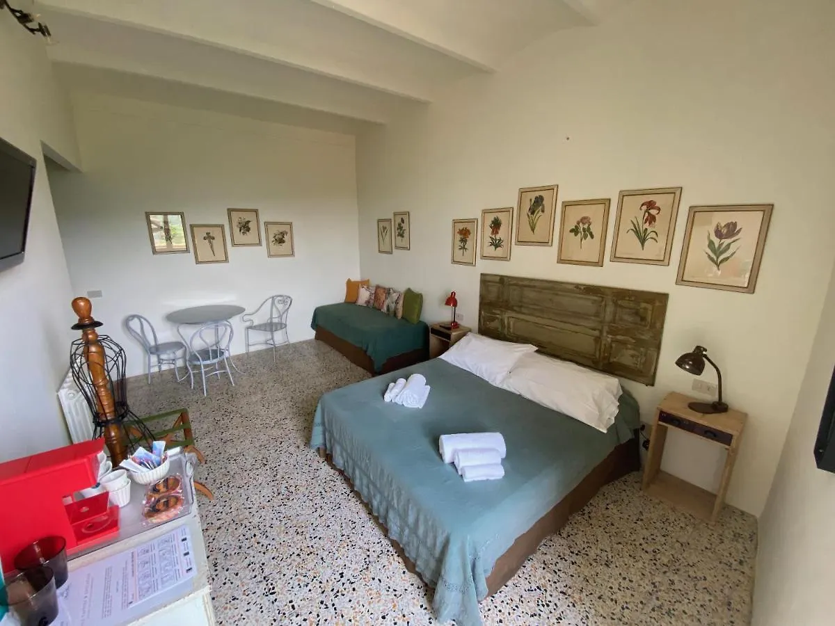 Bed & Breakfast Rooms&Wine al Castello Monteriggioni Italië